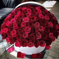 Прекрасные розы в коробке купить за 5 015 грн.