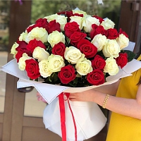 Букет белых и красных голландских роз купить за 3 825 грн.