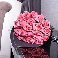 Розовые розы в черном крафте купить за 1 470 грн.