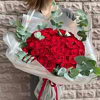 51 красная роза с эвкалиптом купить за 2 650 грн.