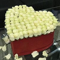 101 белая роза в коробке-сердце