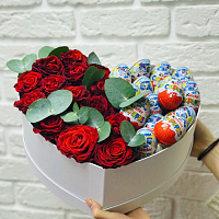 Коробка - сердце с цветами и киндерами купить за 1 450 грн.
