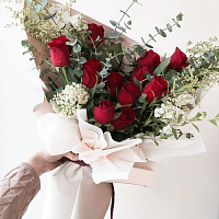 11 красных роз в стильной упаковке купить за 975 грн.